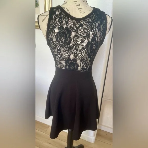 Windsor size small skater dress. Worn once. - Picture 3 of 3